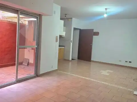 DEPARTAMENTO TRES AMBIENTES CON PATIO