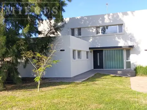 Casa en venta sobre lote interno en Área 2 San Matías