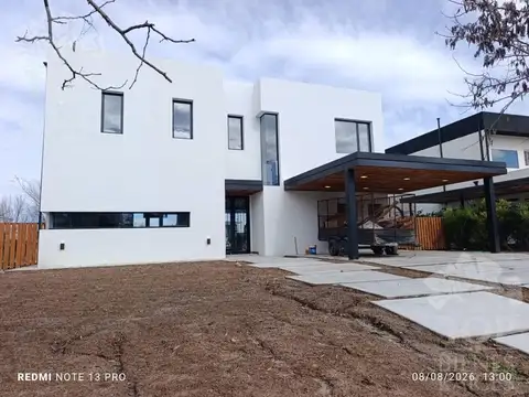 HERMOSA CASA A LA LAGUNA