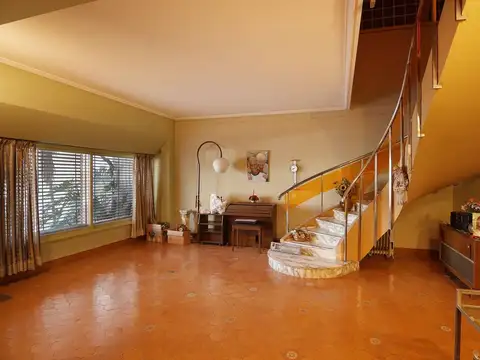 Venta - Casa 5 ambientes con cochera - Liniers