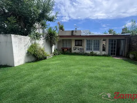 Venta Casa 3 dormitorios amplio jardín quincho parilla Merlo