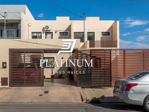 Dúplex en venta c/ cochera en Grand Bourg