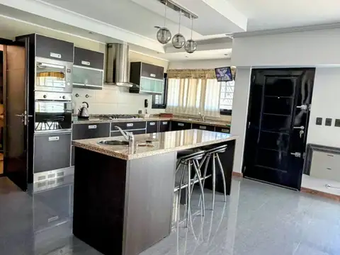 Casa 5 ambientes con 4 baños