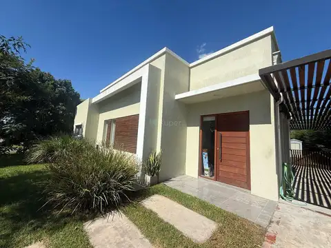 Casa en Venta en Pilar del Este - Santa Guadalupe, USD 240.000