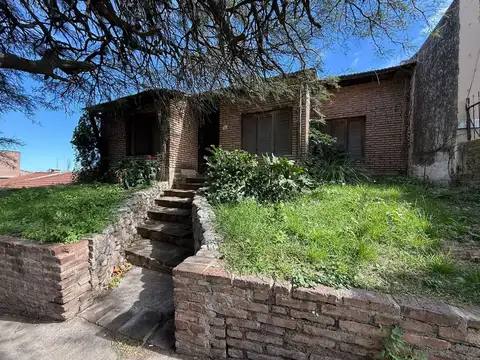 VENTA CASA A REFACCIONAR FRENTE COLEGIO LASALLE