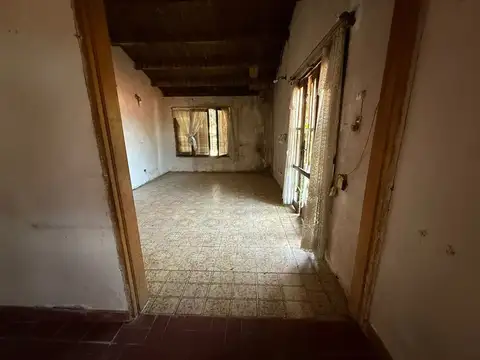 VENTA CASA A REFACCIONAR FRENTE COLEGIO LASALLE