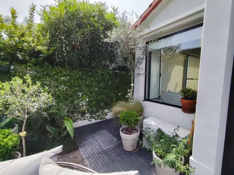 CASA EN VENTA  BAARRIO  UNO CON PILETA Y COCHERA