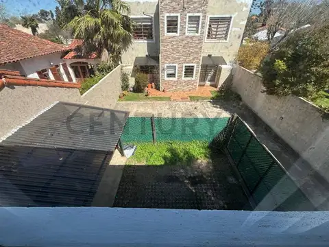 Casa en Alquiler con 1 cochera