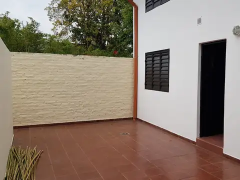 IMPECABLE CASA AL FONDO EN 2 PLANTAS, 3 AMBIENTES GRAN PATIO ANTERIOR DESCUBIERTO 