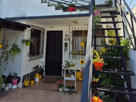 TRES CASAS TIPO DEPTO: 2 EN P.BAJA UNA CON GARAGE UNA P ALTA