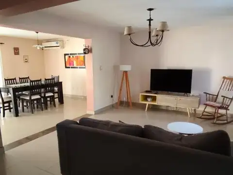 Casa 6 ambientes con 2 baños