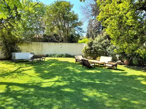 Casa 8 ambientes con 4 baños