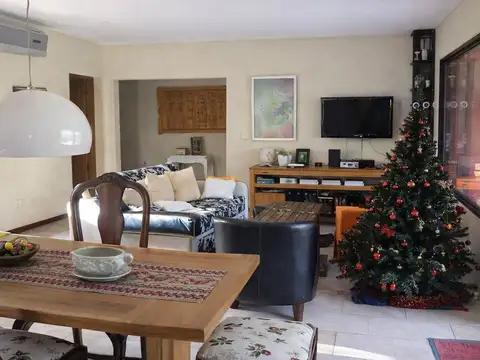 Casa en Alquiler con 1 cochera