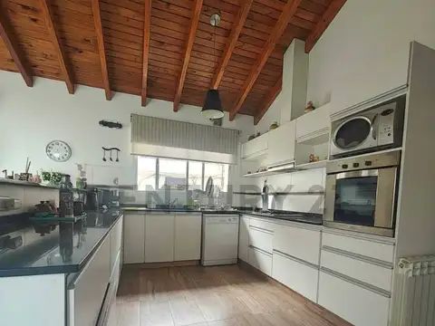 Casa 6 ambientes con 3 baños