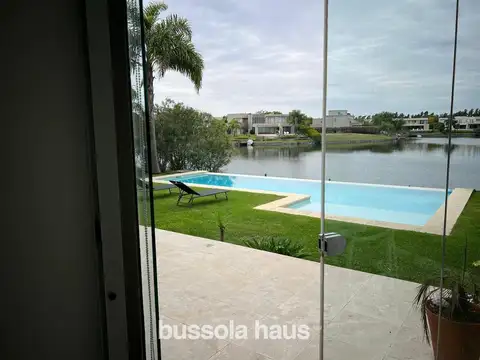 Casa en Alquiler 4 dormitorios amoblada al lago en  Los Alisos Nordelta.