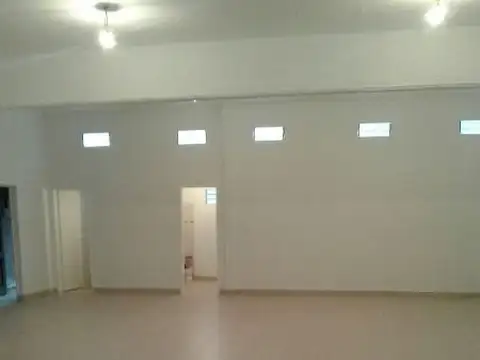 Local en muy buena zona comercial con renta!