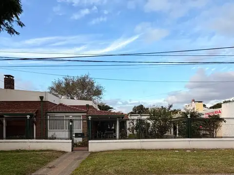 EN VENTA Casa 3 dormitorios con jardín