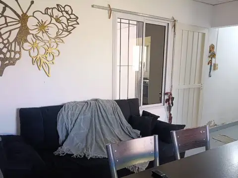 Casa independiente 3 dormitorios sobre Av en las 500 viviendas!