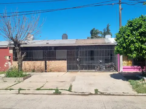 Casa independiente 3 dormitorios sobre Av en las 500 viviendas!
