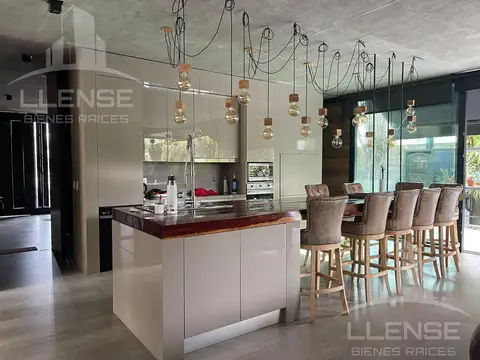 Casa 5 ambientes con 3 baños