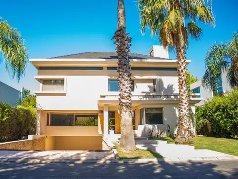 Casa 4 dorm en 3 plantas, 465 m² cubiertos — Funes Hills San Marino