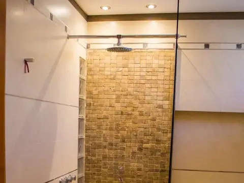Casa 4 dorm en 3 plantas, 465 m² cubiertos — Funes Hills San Marino