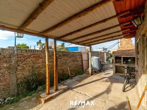 CASA 2 DORM + 2 DPTOS 1 DORM. PATIO ACEPTA PERMUTA