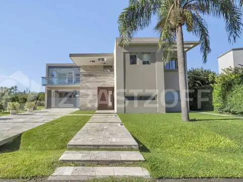 Casa en venta en Los Pilares de primer nivel, amoblada y equipada