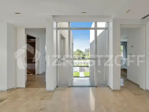 Casa en venta en Los Pilares de primer nivel, amoblada y equipada