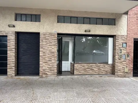 Local con frente vidriado con persianas