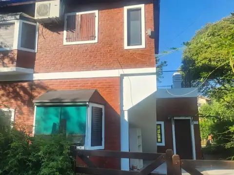 Casa en venta c/ cochera en Loma Verde