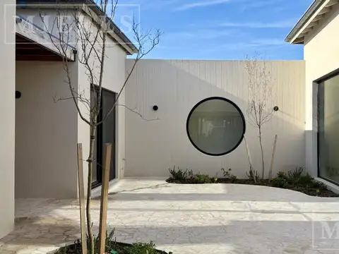 Casa en Venta con 8 cocheras