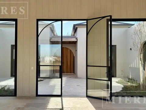 Casa al polo en venta en El Milord, Pilara