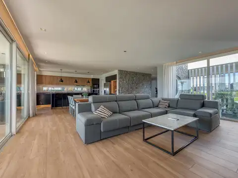 Casa 6 ambientes con 4 baños