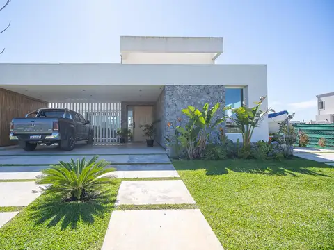 Casa en Venta 5 ambientes a la laguna en Costas, Puertos del Lago
