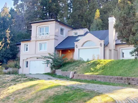 Casa unica 4 dormitorios, jardin, Vista al lago Bº Belgrano