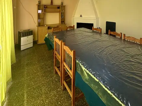 Casa de 3 dormitorios, amplio parque verde, galería con parrilla, lavadero. Ciudad Campana