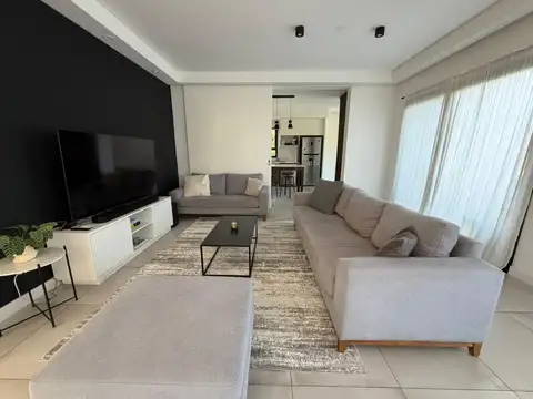 Casa en Alquiler con 3 cocheras