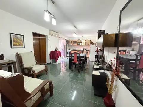 Tipo Casa con entrada independiente de 3 ambientes con terraza y quincho