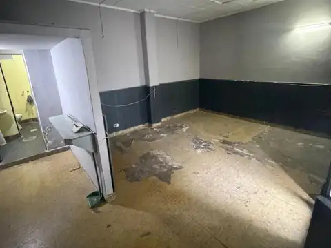 local 30 m2 con vidriera y percian ciega