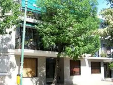 P.H. a 100 MTS AV RIVADAVIA AL 8100  HERMOSO  P.H. EN PLANTA BAJA con  2 PATIOS, UNO AMPLIO DESCUBIERTO y OTRO CERRADO CON POLICARBONATO, EXCELENTE OPORTUNIDAD, PARA VIVIR COMO EN UNA CASA   