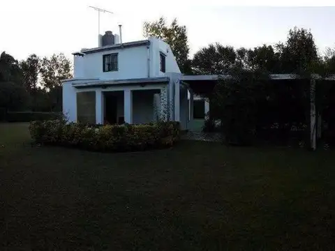 Casa en venta - 2 dormitorios con piscina y amplio jardín - 100mts2 - La Plata