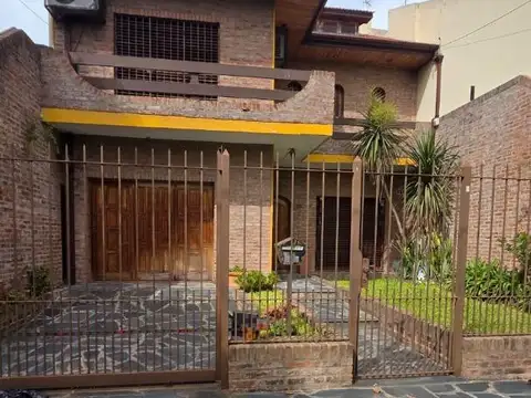 Venta casa 9 ambientes Temperley