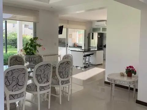 Casa en Alquiler en Funes, USD 2.400