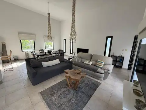 Casa 4 ambientes con 2 baños