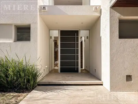 Casa en Alquiler con 4 cocheras