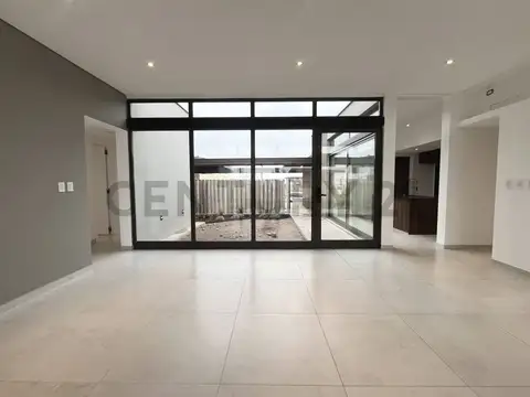 Casa en Alquiler con 2 cocheras