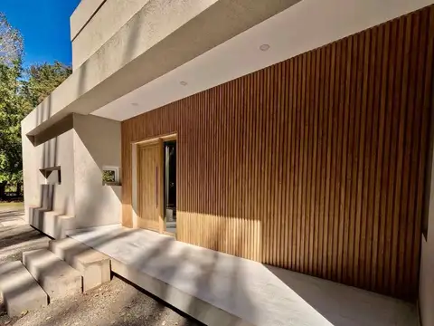 Casa en Venta en Plottier, USD 460.000