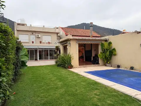 Casa en Venta con 2 cocheras