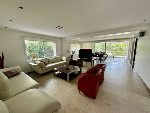 Casa 5 ambientes con 3 baños